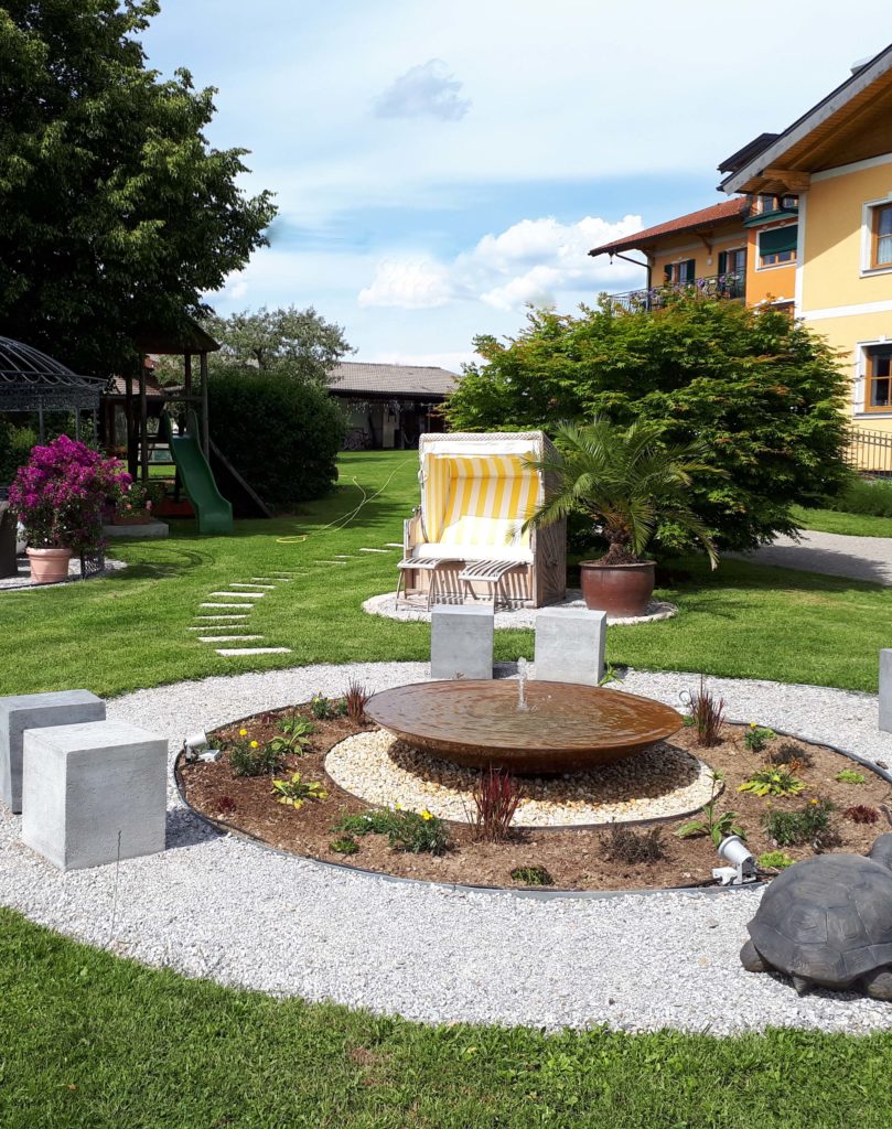 Brunnen im Hotelgarten